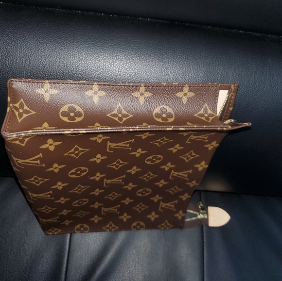 Authentic New Louis Vuitton Toiletry 26/ Purse - Picture 4 of 15